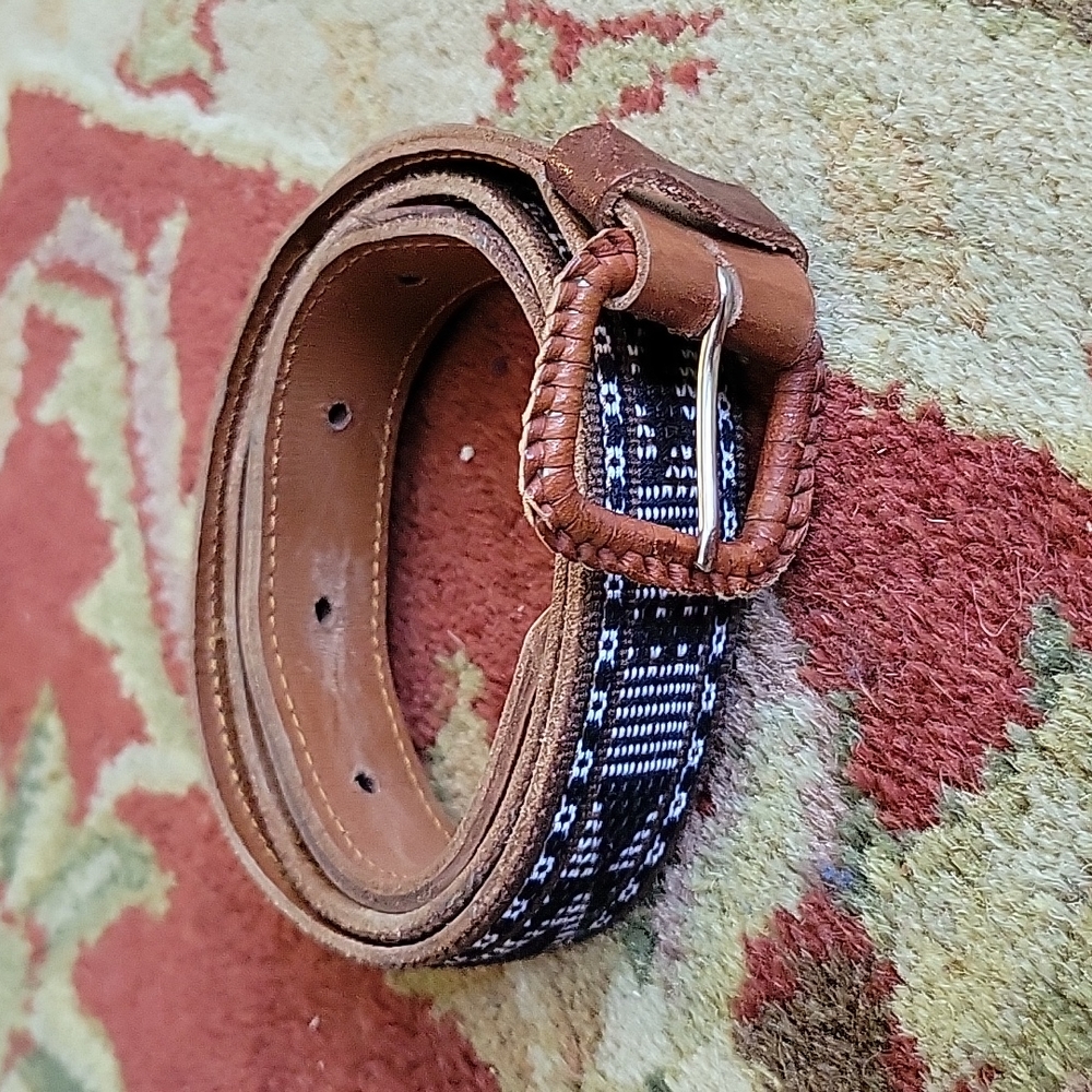 🎁 Vintage needlepoint leather belt